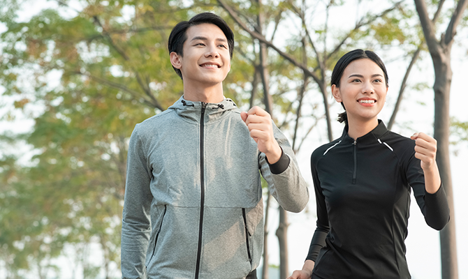 朝、ウォーキング中の男女