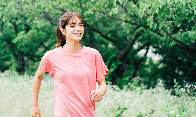 昼ウォーキングする女性