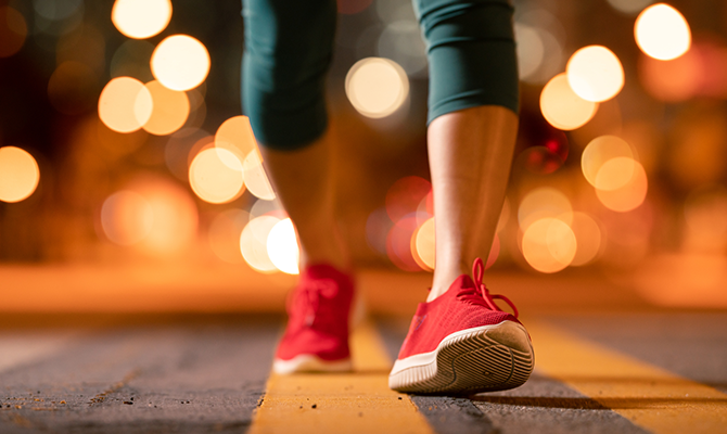 夜ウォーキング中の人の足下