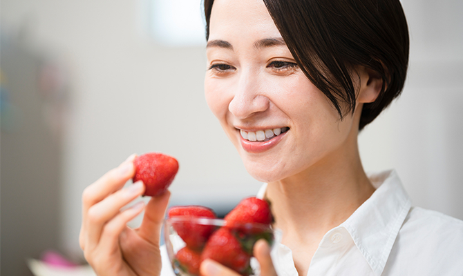 いちごを食べる女性