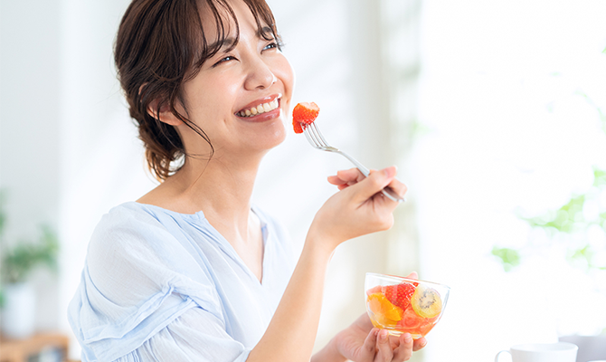 フルーツを食べる女性