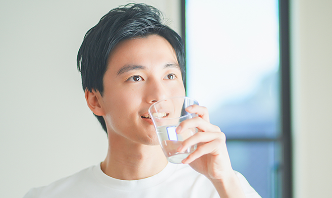 水分補給する男性