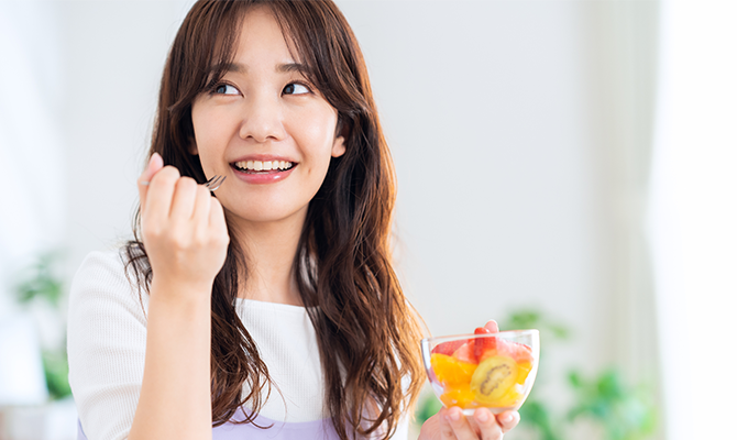 フルーツを食べる女性