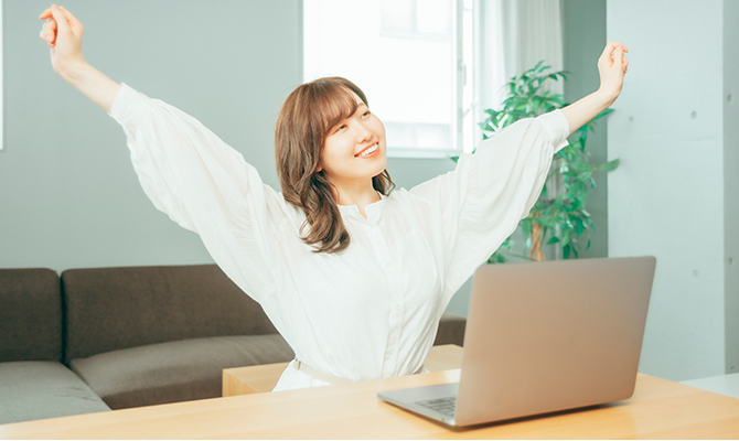 席でストレッチをする女性
