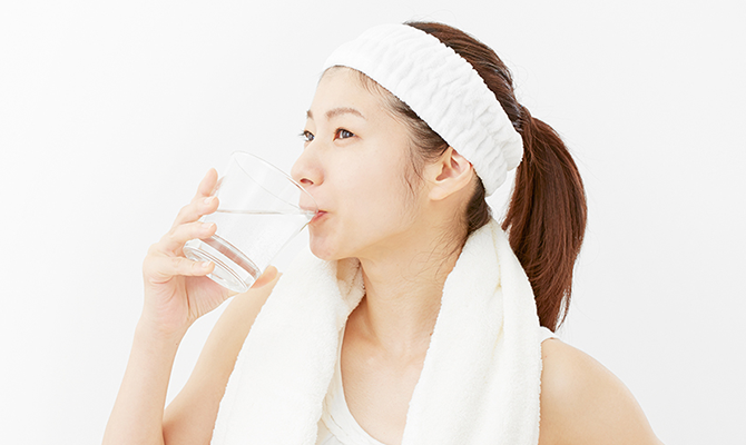 水を飲む女性