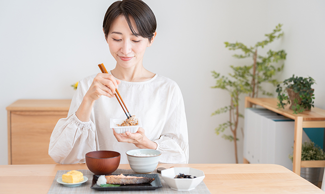 朝食を食べる女性