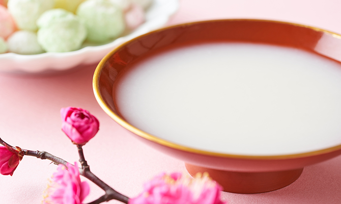 ひなあられと盃に注がれた甘酒