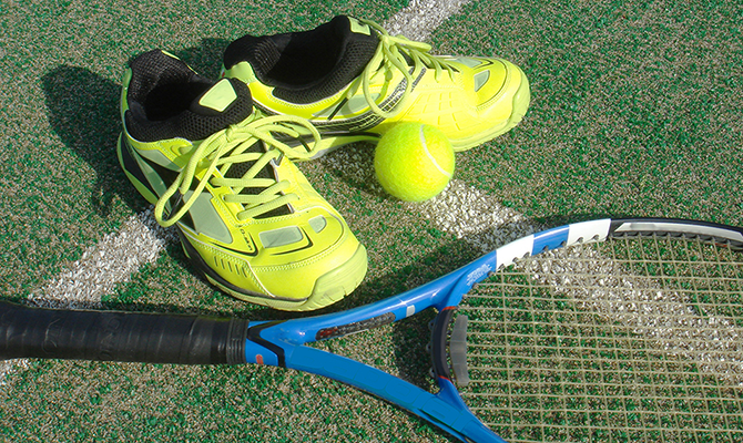 テニスシューズとラケット