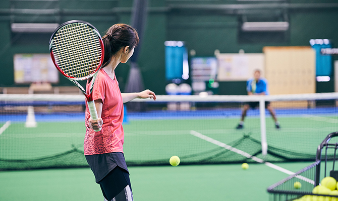 テニスをする男女