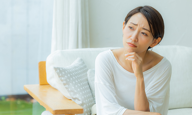 考え事をする女性