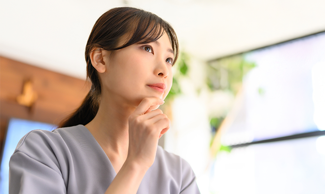 考え事をする女性