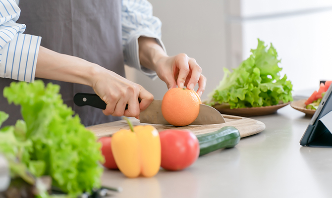 野菜を包丁で切っている人の手元