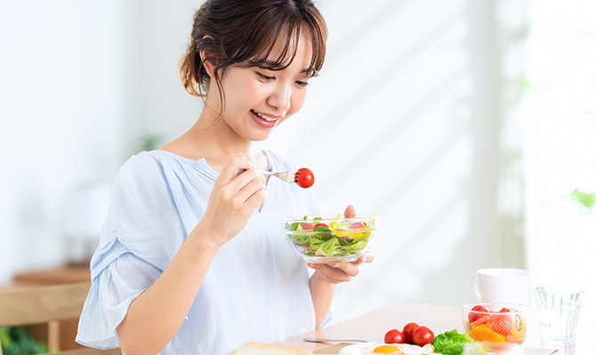 サラダを食べる女性