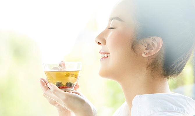 ハーブティーを飲む女性