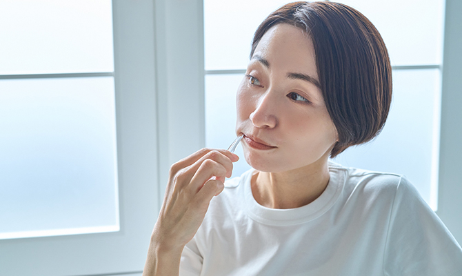 歯を磨く女性