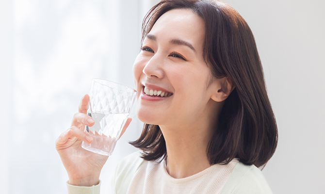 水を飲む女性