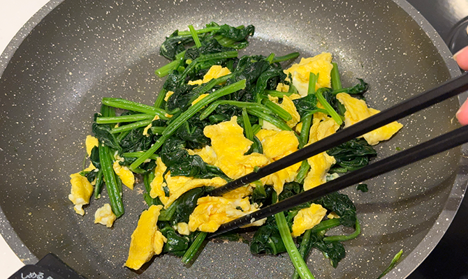 フライパンに炒めた卵を戻し、塩、こしょうで味付けして炒める。