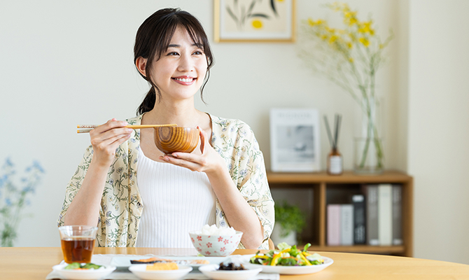 笑顔で食事する女性