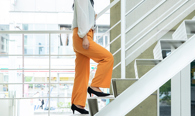 階段を上る女性の足