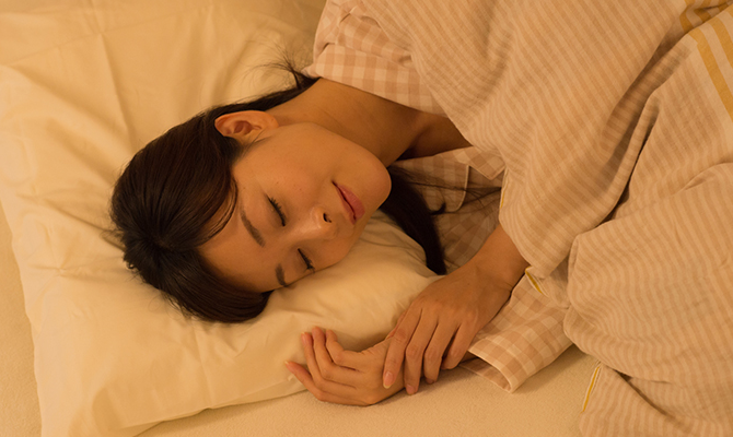 熟睡する女性