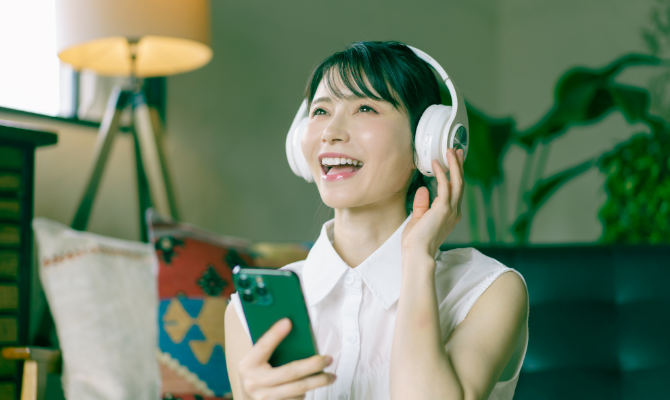 ヘッドホンで音楽を聴く女性