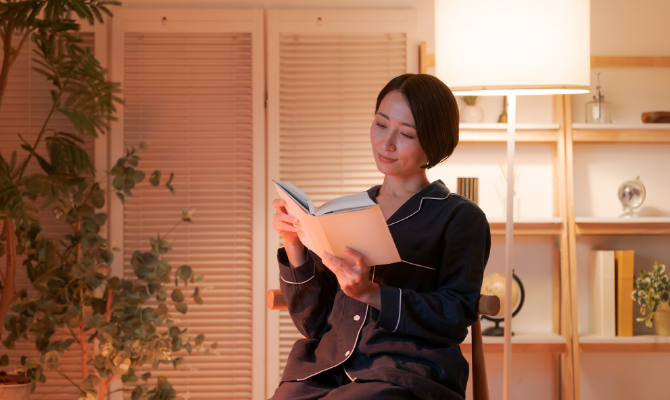 夜、読書する女性