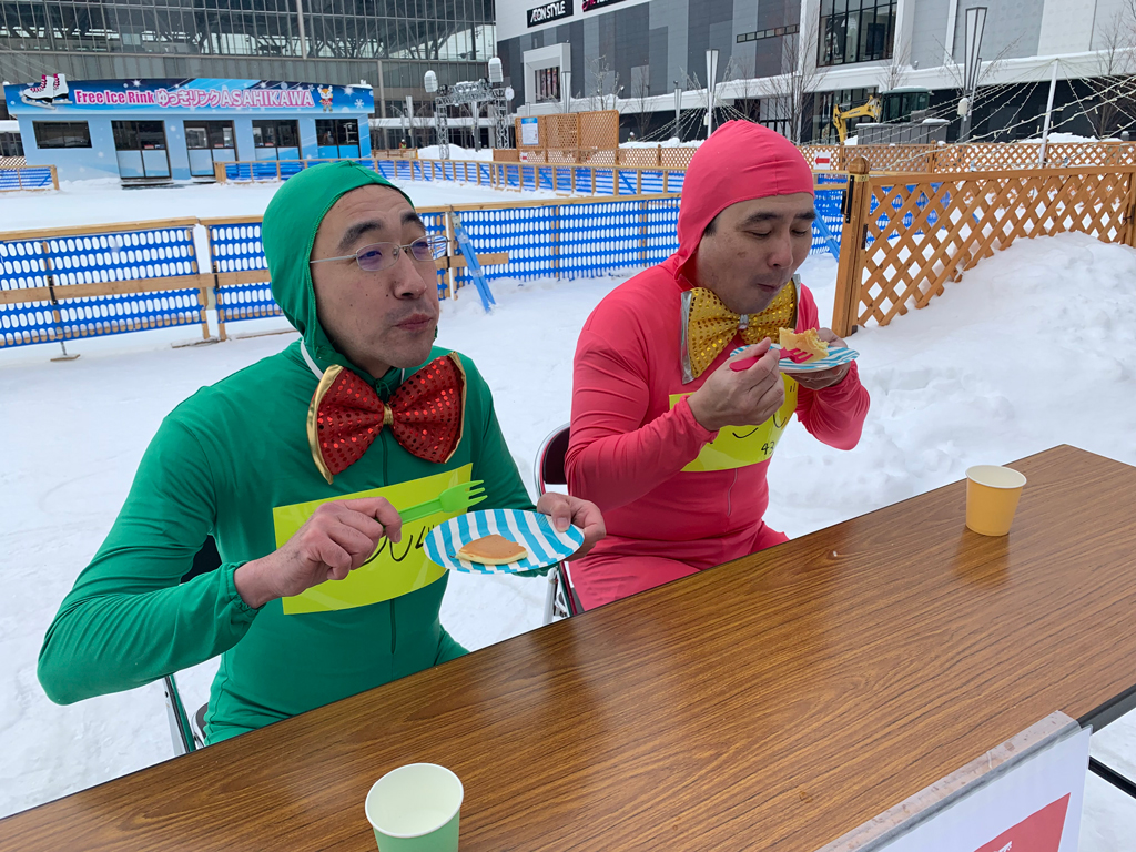 札幌支店村上さん・阿子嶋さん/やっぱりホットケーキおいしい…と目を閉じてかみしめている様子/笑顔