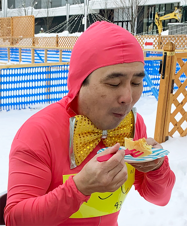 札幌支店村上さん・阿子嶋さん/やっぱりホットケーキおいしい…と目を閉じてかみしめている様子/笑顔