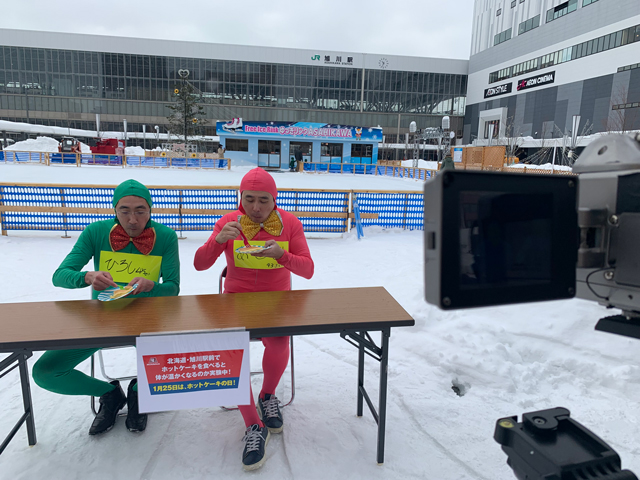 札幌支店村上さん・阿子嶋さん/サーモグラフィーとブース全体を俯瞰で写す