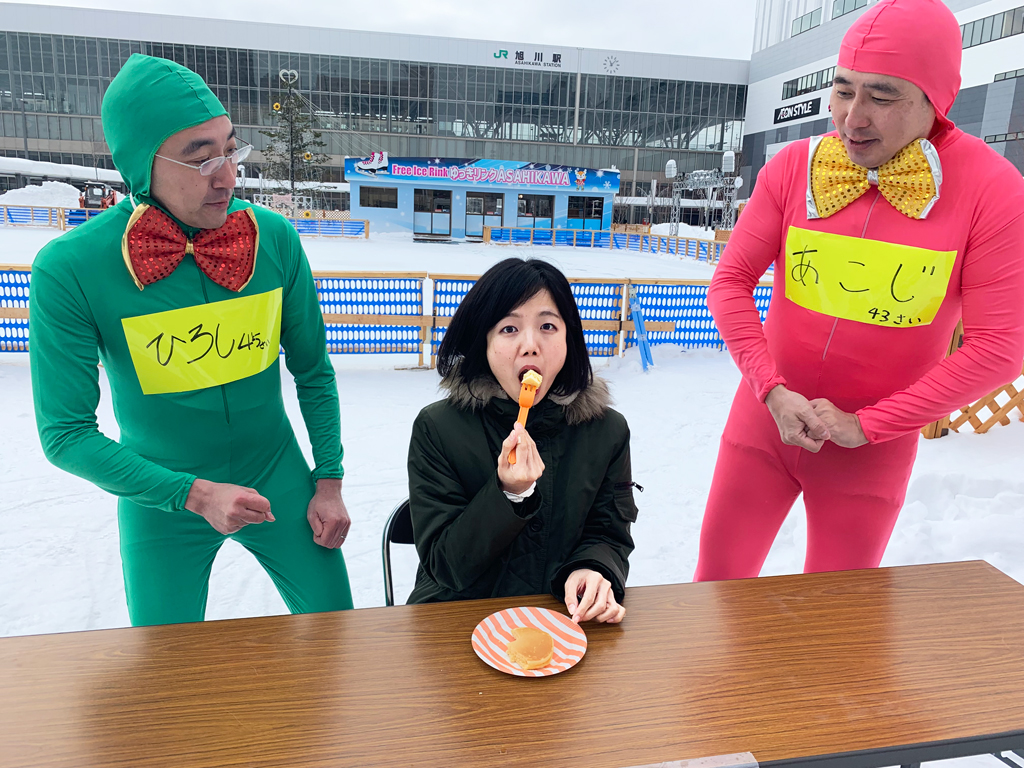 ハタナカさんがホットケーキをハフハフ食べているところを笑顔で見守る村上さん・阿子嶋さん/笑顔