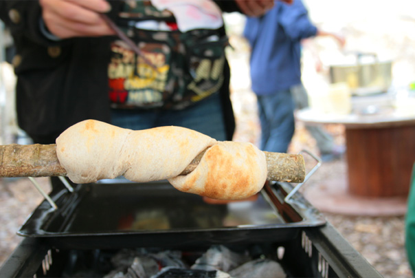 直火でこんがり焼く巻き巻きパン