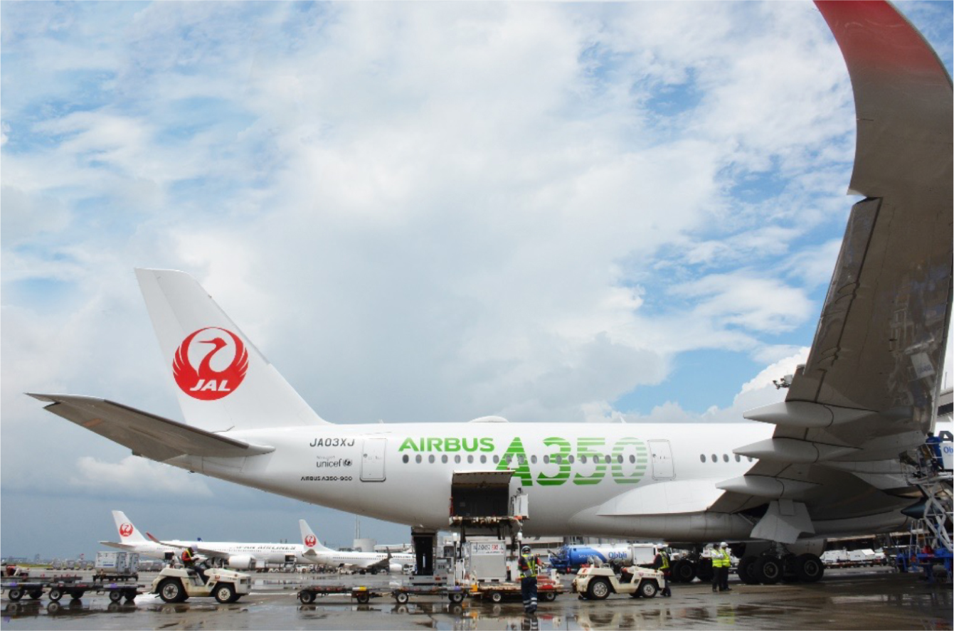 航空会社は、二酸化炭素の排出が少ない燃料の開発に取り組んでいる。