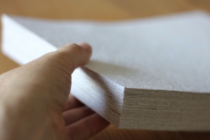 バナナペーパーは、福井の越前（えちぜん）和紙の技術を応用してつくられる。風合いのある上質な紙だ。　PHOTO: One Planet Café