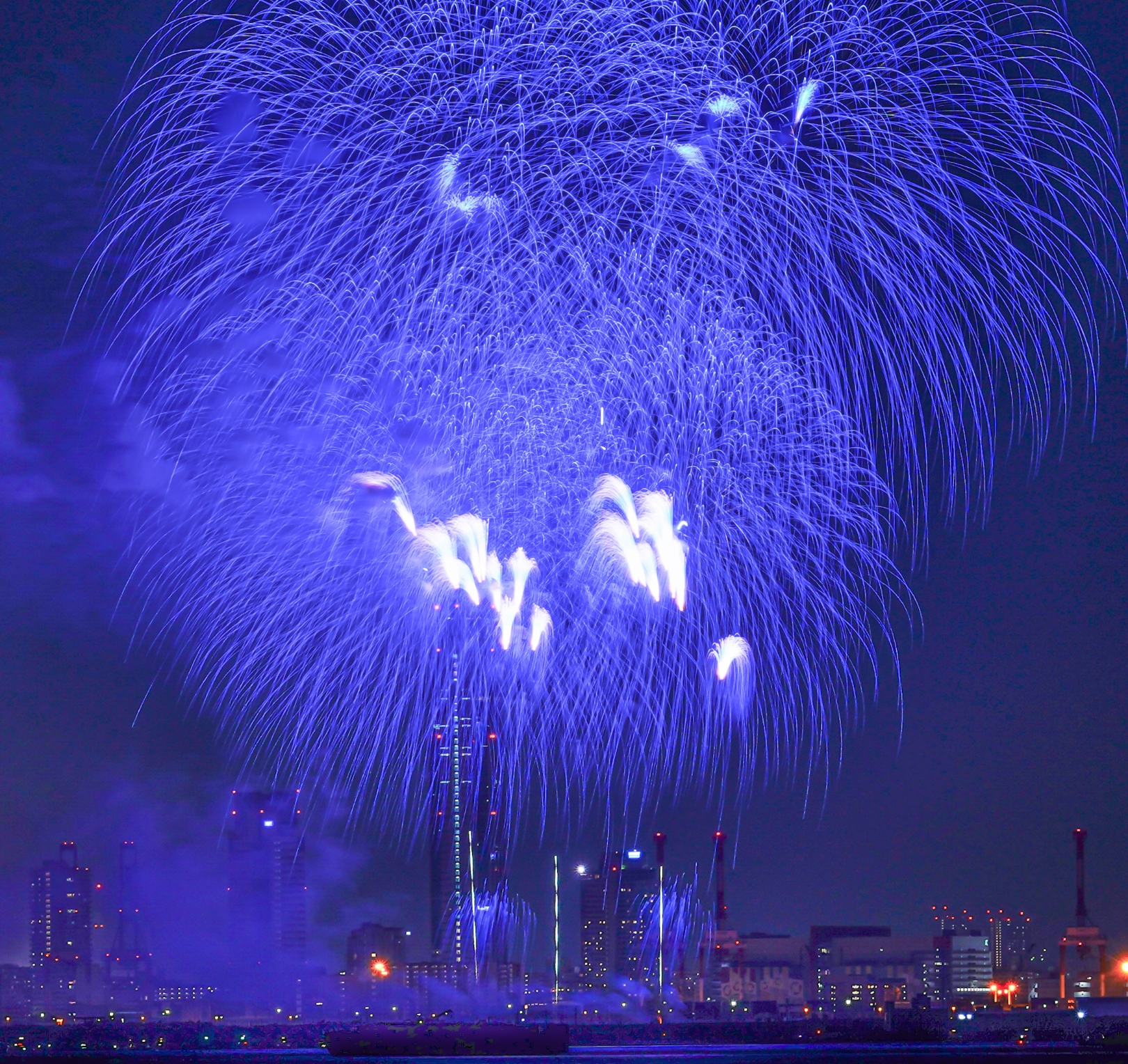 大阪・関西万博の開催（かいさい）予定地で2022年9月に行われた「夢洲超花火（ゆめしまちょうはなび）」で打ち上げた花火。濃（こ）い青色の花火は画期的で、柿木さんが開発した。（写真：takeboo415）