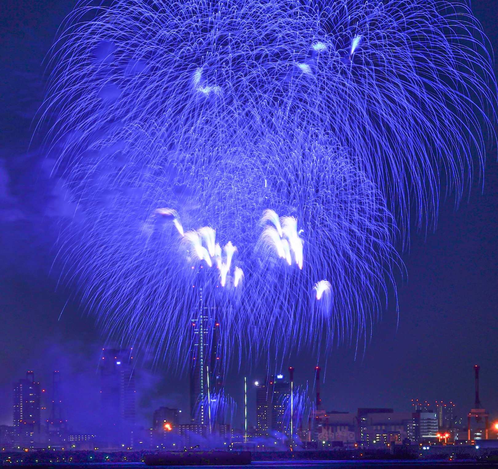大阪・関西万博の開催（かいさい）予定地で2022年9月に行われた「夢洲超花火（ゆめしまちょうはなび）」で打ち上げた花火。濃（こ）い青色の花火は画期的で、柿木さんが開発した。（写真：takeboo415）