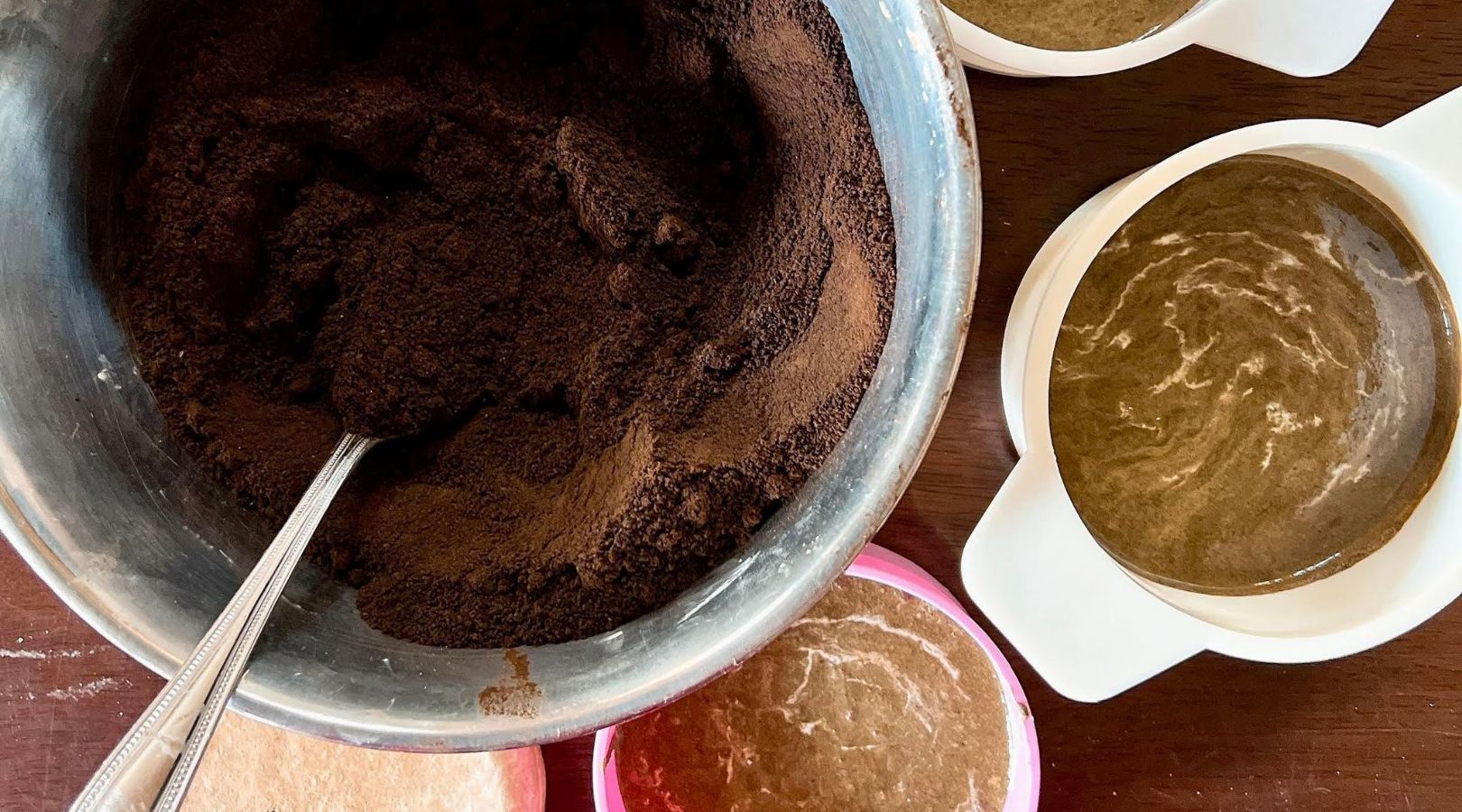 カフェオレベースの材料となるコーヒー豆のかす（左）。加熱して殺菌し、乾燥させ、牛乳から作る接着剤を混ぜ合わせる。