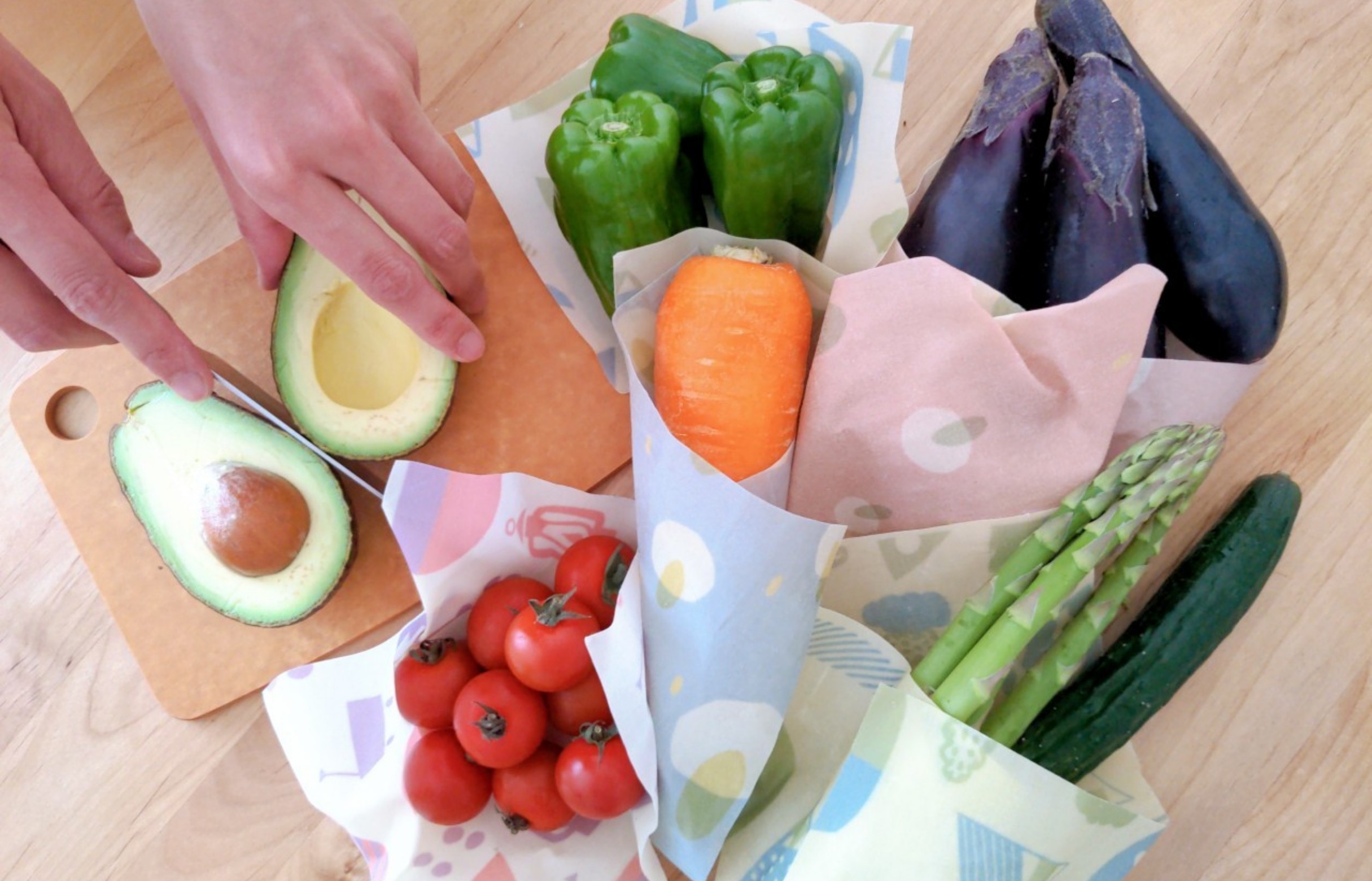 器にフタをしたり、野菜を包んだりと、ふつうのプラスチックのラップのように使える。ミツロウには天然の保湿性（ほしつせい）があり、包んだものの鮮度（せんど）を保（たも）つことができるのも特長。。