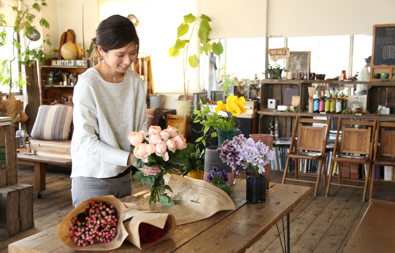 「お花は家族」と考え、家族のように一輪一輪を大切にする。完全予約制（せい）、注文を受けて作るオーダーメイドのスタイルでは、ムダが出ないだけでなく、贈（おく）る人の思いを深く聞き、それをしっかり形にすることができる。