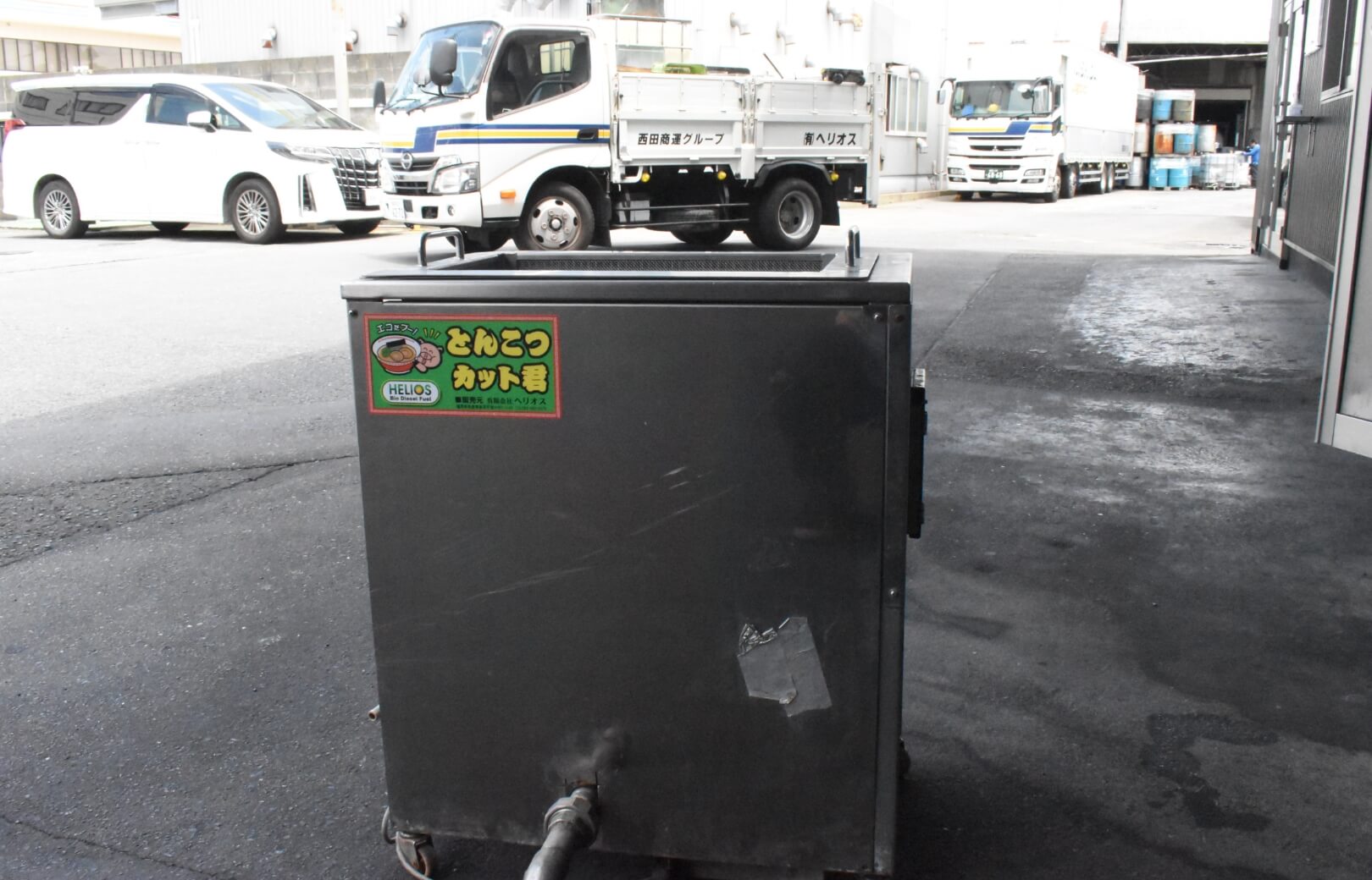 西田さんが開発した「とんこつカット君」は大手チェーンをはじめ多くのラーメン店に設置（せっち）されている。今は福岡県内が中心だが、全国に広げることも計画中。