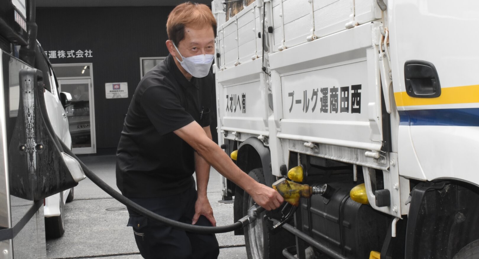 バイオディーゼル燃料で走る西田商運のトラック。乗りごこちは軽油と変わらないという。