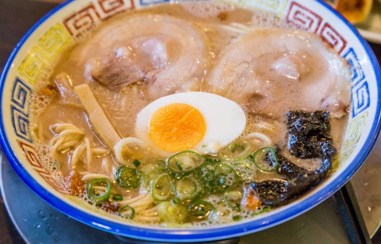 豚（ぶた）の骨（ほね）でスープをとる豚骨（とんこつ）ラーメン。このスープに含（ふく）まれる豚の脂（あぶら）がバイオディーゼル燃料の原料になる。