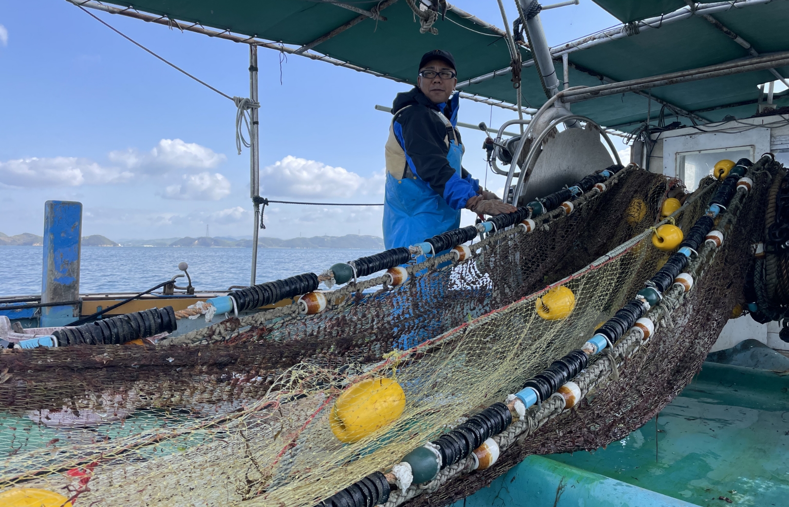 邦美丸では魚をとりすぎないことに加え、成長していない魚はとらないようにするため、小さい魚がすりぬけるよう目の大きい網を使って漁をしている。