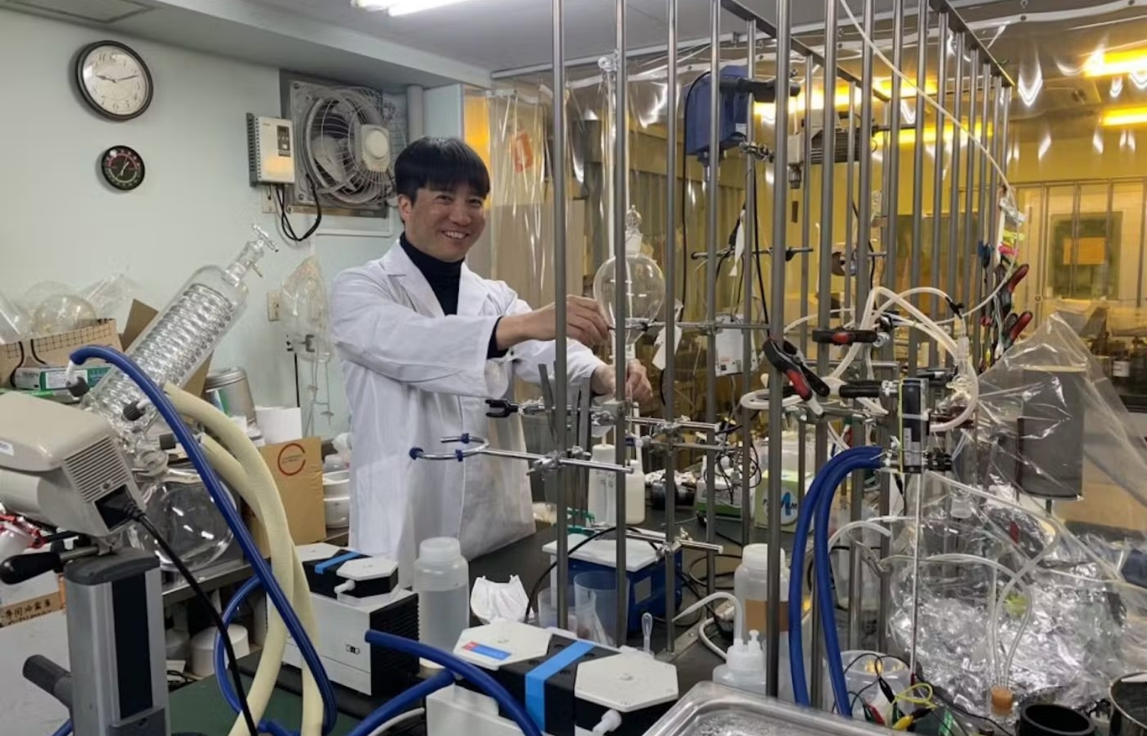 研究開発は、海外の論文（ろんぶん）を参考にしながら基本（きほん）的に一人で取り組んできた。アメリカ、スイス、カナダに拠点（きょてん）を持ち、取引先は世界20カ国以上に広がっている。